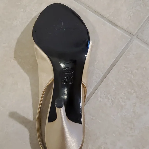 Nina New York size 7M open toed gold heel shoes - Picture 3 of 5